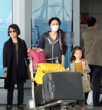 王菲5月份带李嫣游玩 两人扎小辫可爱(图)