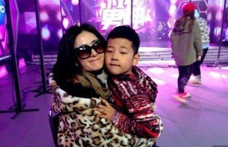 石头钻进谢娜怀抱撒娇(图)