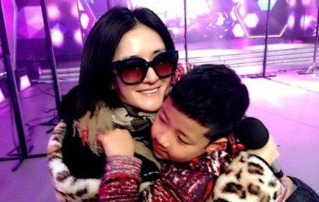 石头钻进谢娜怀抱撒娇(图)