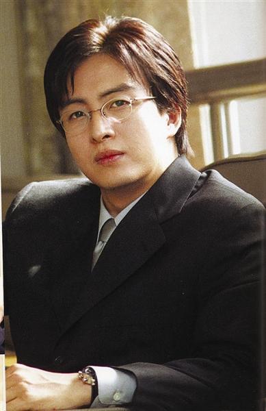 裴勇俊新恋情曝光 与一女子同游日本