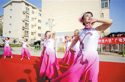 星梦艺术团在兴庆区表演舞蹈《踏歌起舞的中国