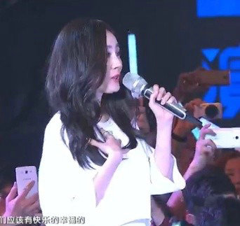 杨幂刘恺威芒果台跨年献歌 再度遭质疑假唱