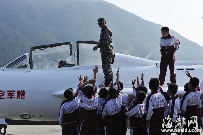 歼6战机夜幕飞抵福清龙翔国防教育基地