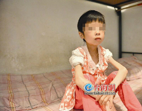 <em>10岁女童</em>常年腹泻不到30斤 无法行走辍学在家