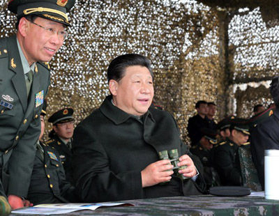 习近平冒雨看新疆特战队模拟火烧暴恐据点 连连叫好