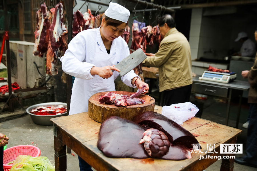 牛肉来源一定是要阿訇宰杀的牛,馅料要用当天的肉来制作,不能放太多的