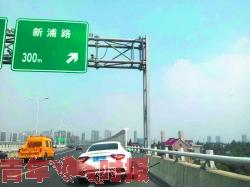 瑪莎拉蒂爆胎拖車拖不了 司機(jī)無奈現(xiàn)買新輪胎