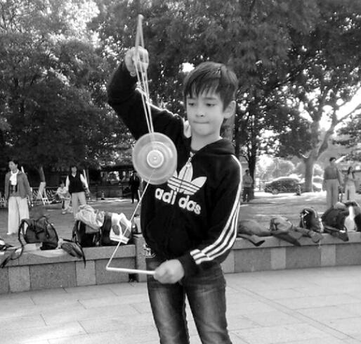 西湖邊又帥又萌的混血男孩抖空竹 叫人心花怒放