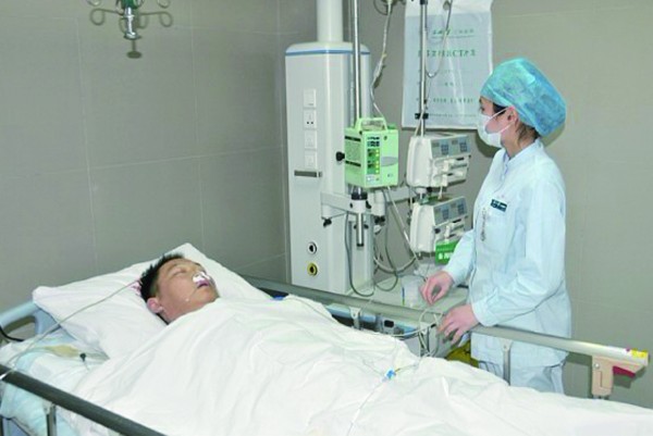 男子刀刺女友 民警连挡9刀(图)