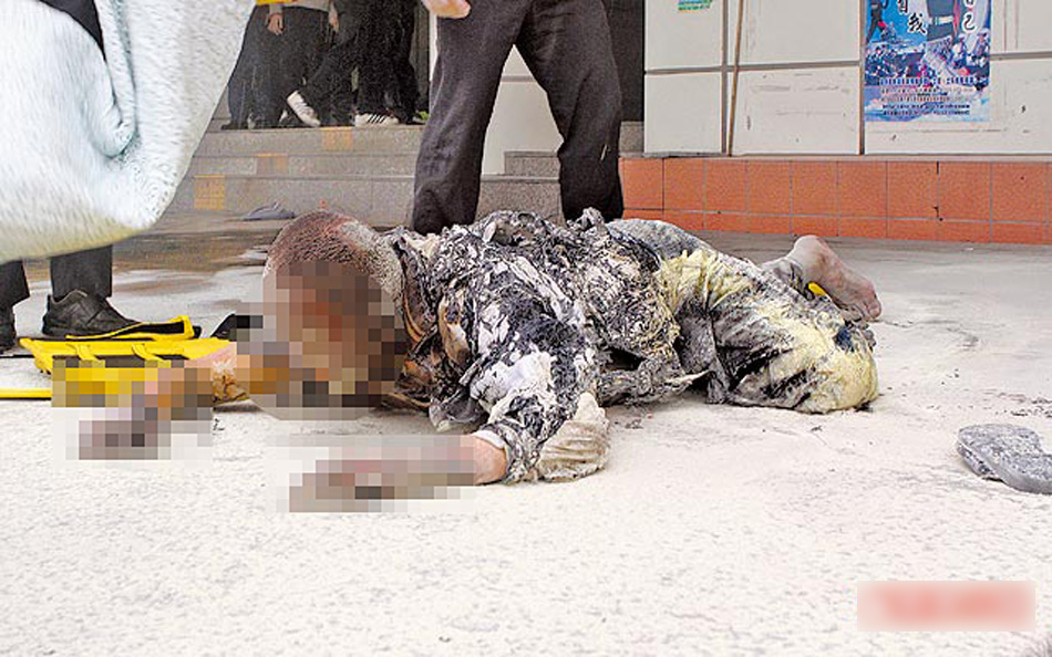 男子狂喊我没用 火车站前点火自焚