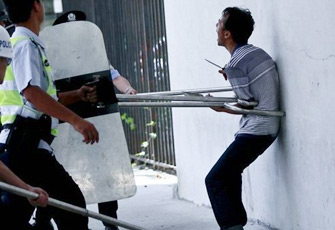 佛山警方出动“神叉”收伏“双刀客”