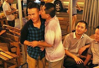 纪实：东莞夜幕下的大排档歌手