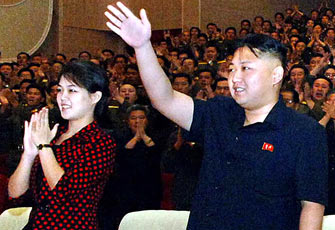 金正恩携李雪主观看军队演出