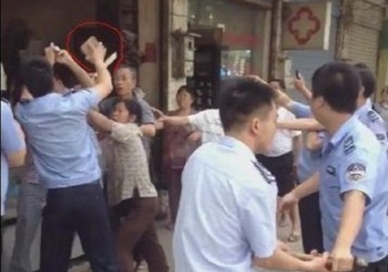 邵阳城管局称执法人员被砍数刀 砍人商户被刑