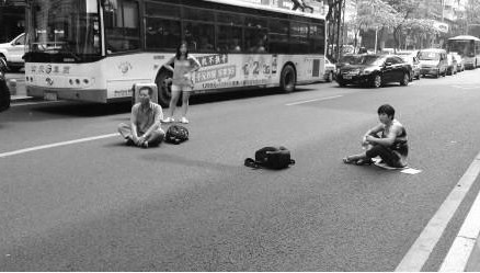 抗议旅行社放鸽子游客静坐禾祥西路 致堵半小