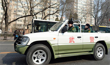 武警战士不畏雾霾 坐敞篷SUV保卫首都