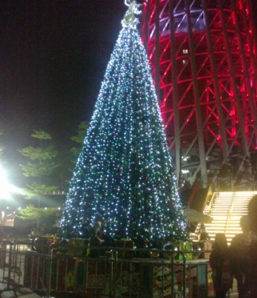圣诞节约会饱眼福 广州酒店圣诞树大比拼