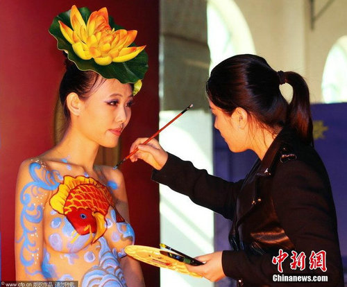 阳江楼盘嫩模大玩<em>人体</em>彩绘 在裸<em>乳</em>上画十二生