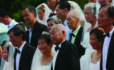 
深圳39对金婚夫妇拍婚纱照