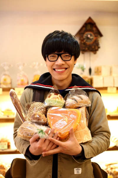 卢广仲新书首曝光刀疤男 变装形象吓坏编辑