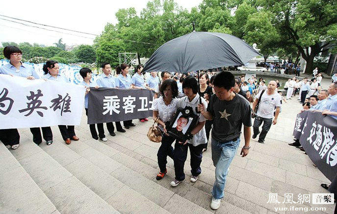 滚动新闻 正文追悼最美司机吴斌 近日,最美司机吴斌的事迹在神州