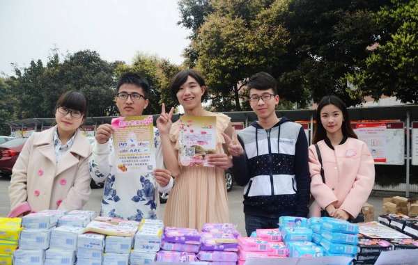 四川泸州大学生男扮女装卖卫生巾 月销售额超