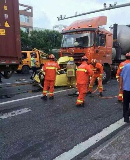 浙江: 轿车遭 两 货车夹击 压扁 车上4人已死亡曝