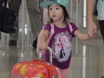 <em>奥莉萌态十足</em>手推行李箱 人气飙升超过李小鹏