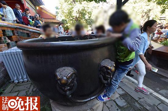  故宫刻字铜缸修复 国庆继续被熊孩子虐_广州频