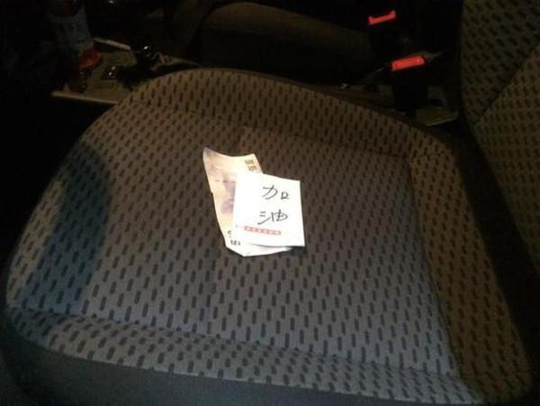  老爸车内留500 附上纸条加油 网友:含蓄的老爹