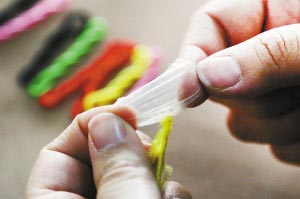 小店买的童<em>用扎头皮筋</em> 内芯竟是避孕套(图)_扬