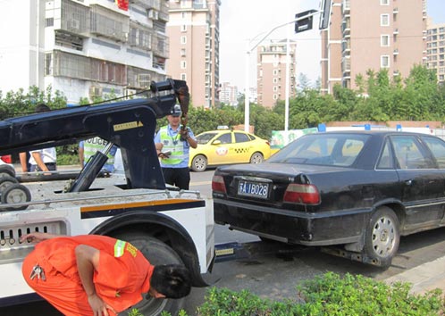 欠停车费最高的近两百 南京13辆老赖车被清拖
