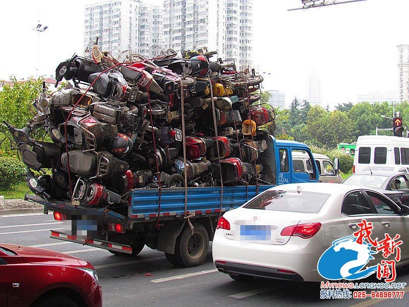 小货车叠罗汉 装载近百辆废旧电动车