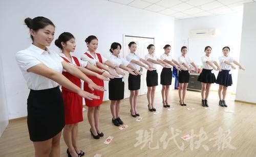 南京:俊男美女面试空乘招聘 拼颜值还要拼情商