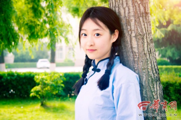 西北政法大学美女穿婚纱 拍唯美毕业照致青春