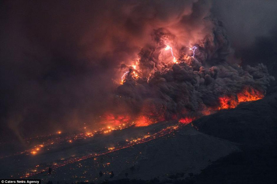 火山喷发的图片 rdn_54aca0e66bc4a.jpg