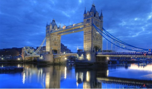 泰晤士河上伦敦塔桥的夜景