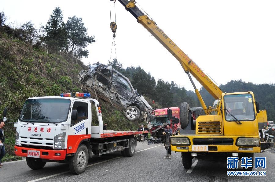 大家看看这次沪昆高速重大事故中,这辆黑色的