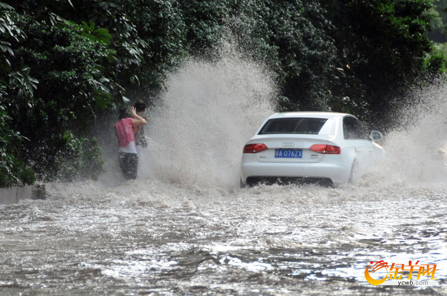 暴雨袭广州 水浸道路