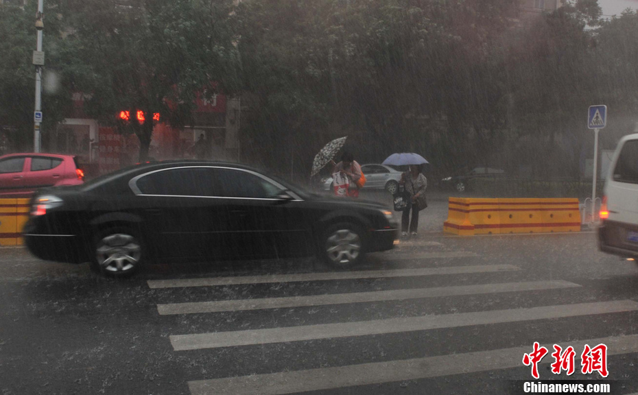北京出现雷雨天气 白昼如夜