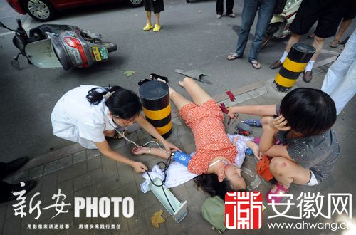 合肥女子撞车 路边医生赶来施救后悄然离开(图)