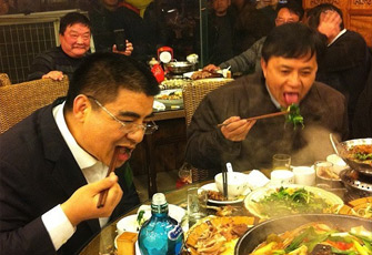 陈光标率员工吃酒店剩饭