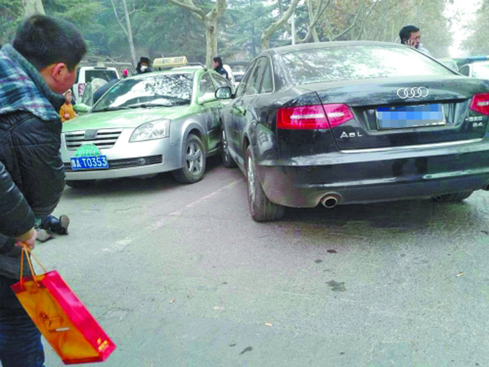 郑州:<em>奥迪女司机被沿街追打</em> 两次撞上出租车 -