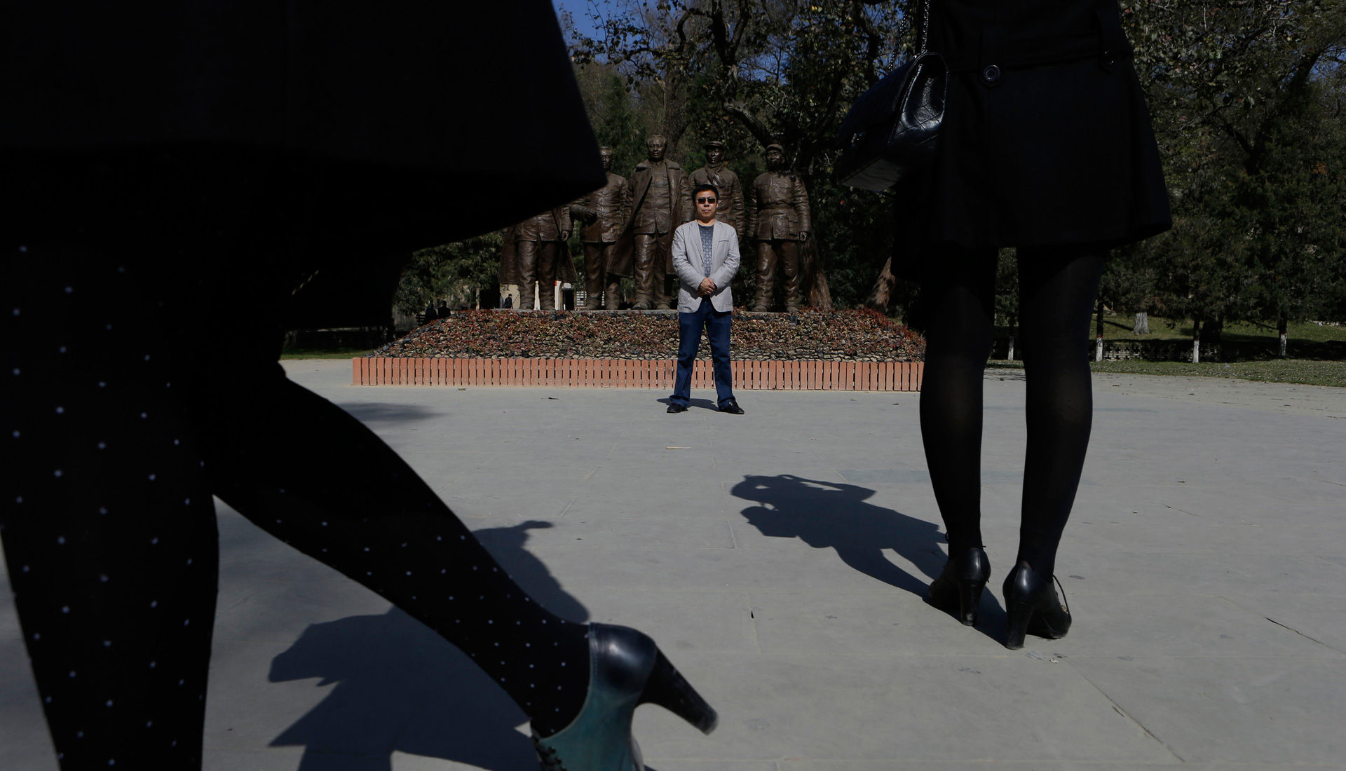 延安一名男子站在毛泽东雕像前拍照