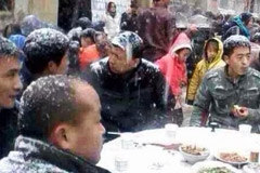 延安“雪中吃筵席”照片