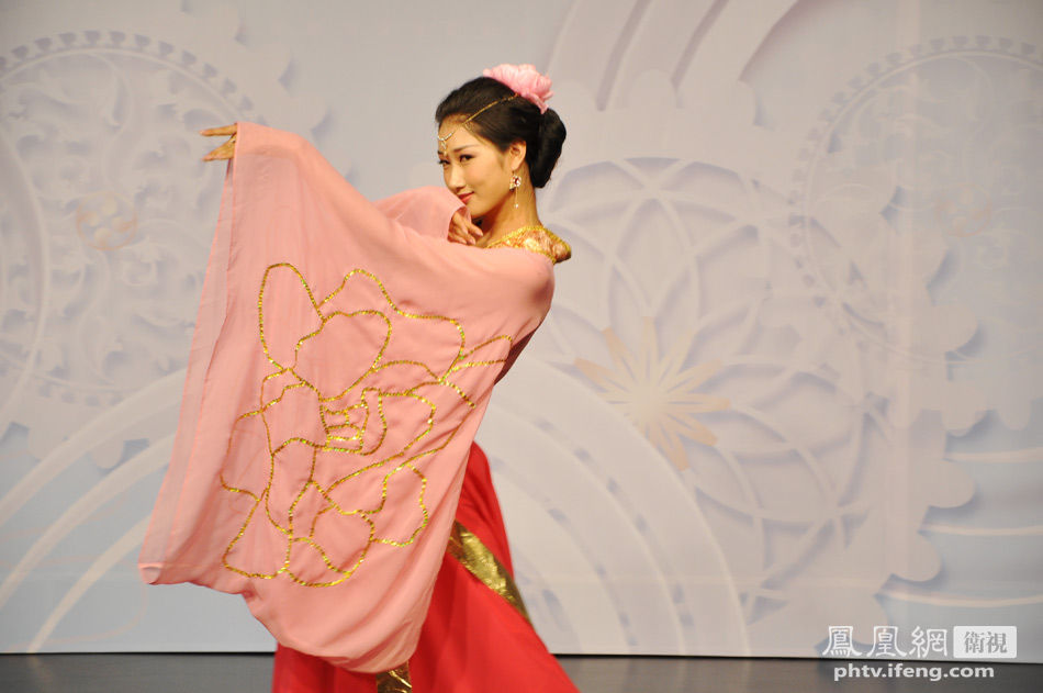 7月28日，经过两天紧张的比赛，2013中华小姐环球大赛深圳赛区完美收官。图为选手李春玉表演古代舞。