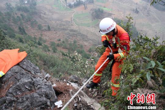 重庆黔江区消防部门5日称，当地一名30多岁的男子赴森林公园游玩，为拍摄理想的照片，竟然翻越景区铁索围栏，坠落百米悬崖，多处受伤。