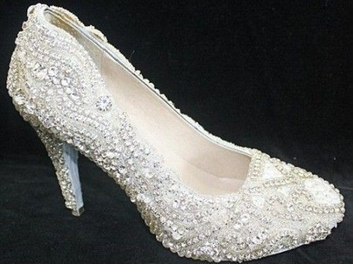 全球最贵钻石鞋售价超27.6万英镑