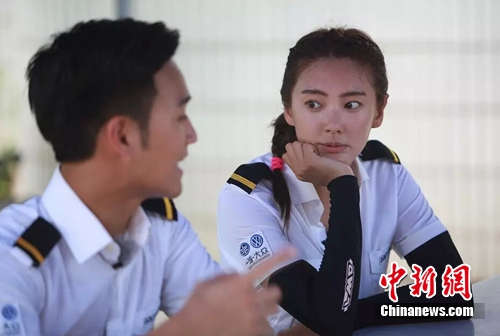 《壮志凌云》张雨绮与 赵雅芝儿子 暧昧互动(图