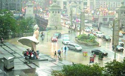 梦露雕像乔迁加州新居:身腿分离被拦腰截断